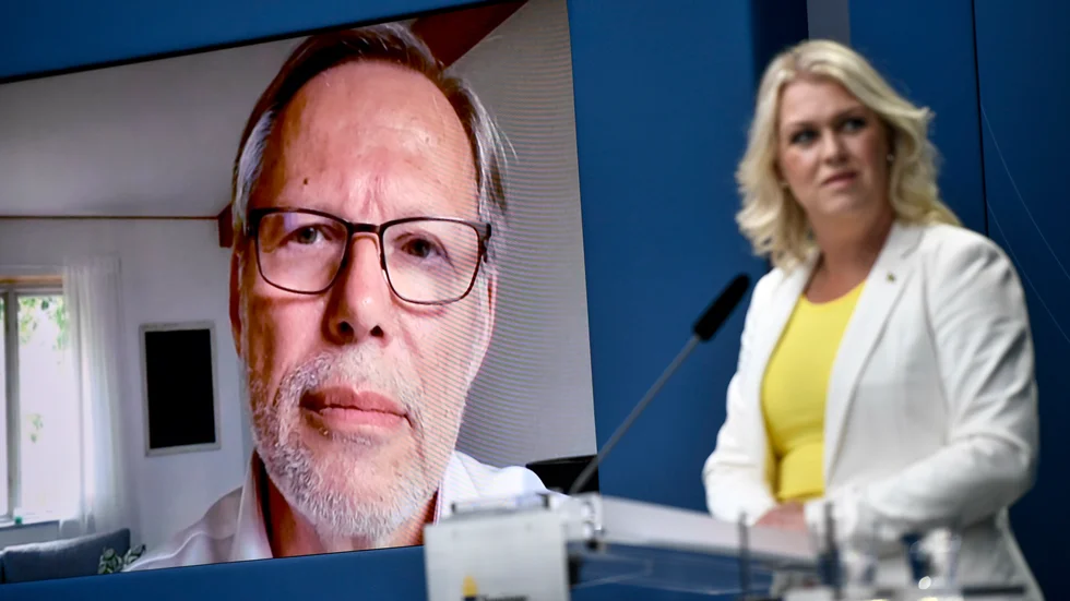 Socialminister Lena Hallengren med kommissionsordföranden Mats Melin. Frågan är om kommissionen bara blir ett debattinlägg bland andra? 