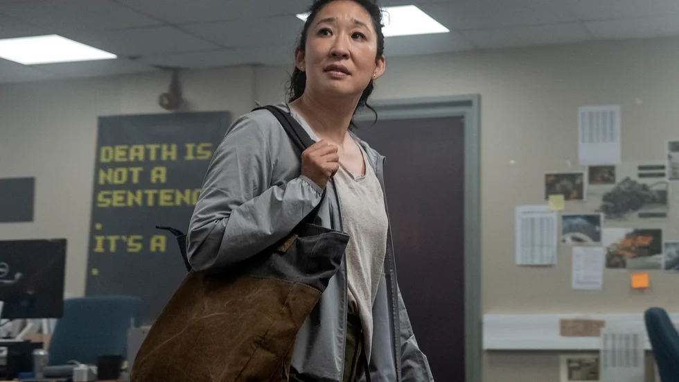 Sandra Oh spelar utredaren Eve Polastri i "Killing Eve". Produktionen av seriens fjärde säsong skjuts nu upp. Pressbild.