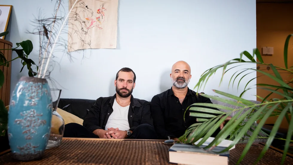 Vännerna Andrzej Tichý och Aleksander Motturi har skrivit romanen "Skymningszoner" ihop. Men om man frågade vad den handlar om skulle svaren skilja sig åt. "Om vi gav samma svar skulle det nog inte vara någon bra bok", säger Aleksander Motturi.