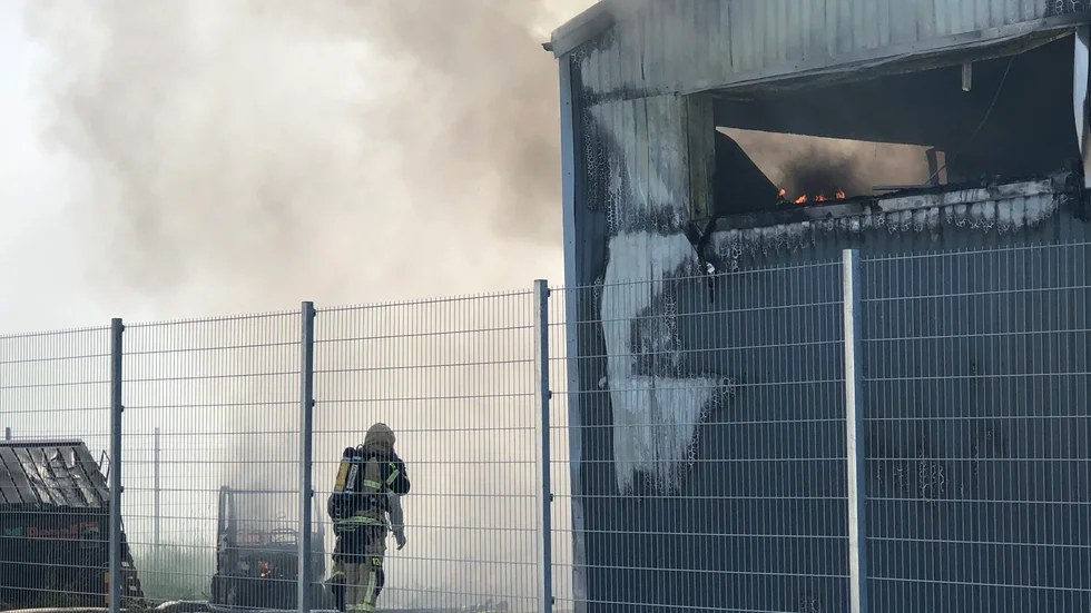 Fullt utvecklad brand i byggnad.