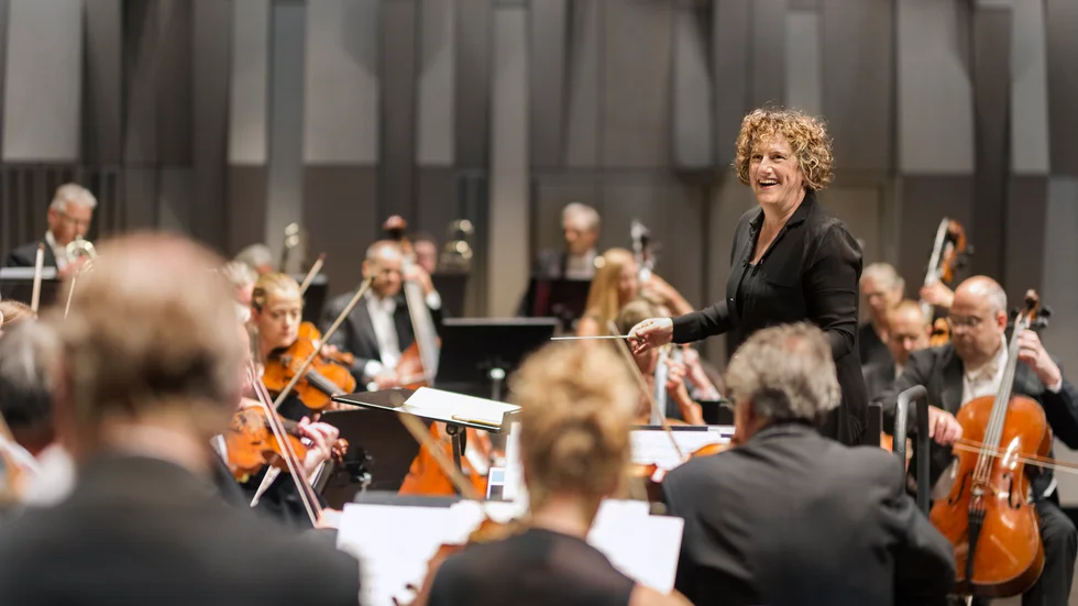 Uppsala Kammarorkester under ledning av Rebecca Miller.