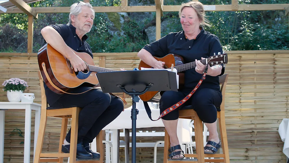 Så här har det sett ut under sommarens musikquiz med Janne och Anne Öster på Teater Klämman. Ibland har de haft förstärkning av andra musiker också. 