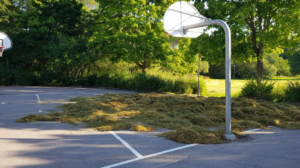 Rester efter branden på basketplanen vid Bäckskolan i Berga.