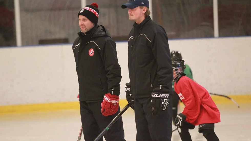 Tony Zabel tillsammans med Viktor Thim i samband med en isträning i Stallet i augusti.