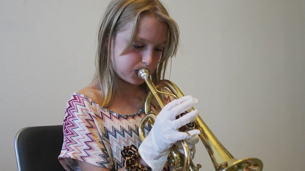 Mireia Toribio Jansson spelar mycket kornett på sin fritid. Hon passade på att träna lite extra på sitt instrument under musiklabbet.