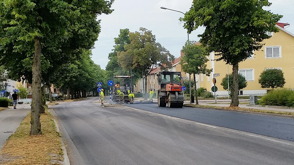 Strax före klockan åtta på torsdagsmorgonen hade asfaltsläggarna hunnit ner till S:t Persgatan. 