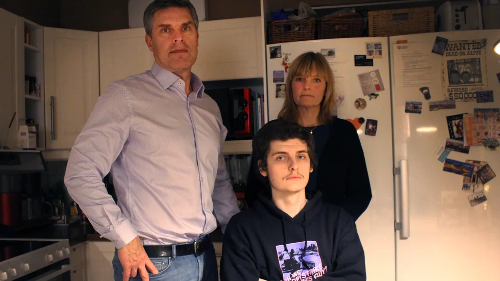 För tio år sedan vändes livet upp och ner för familjen Andersson när deras son Niklas drabbades av narkolepsi till följd av vaccinationen mot svininfluensan.