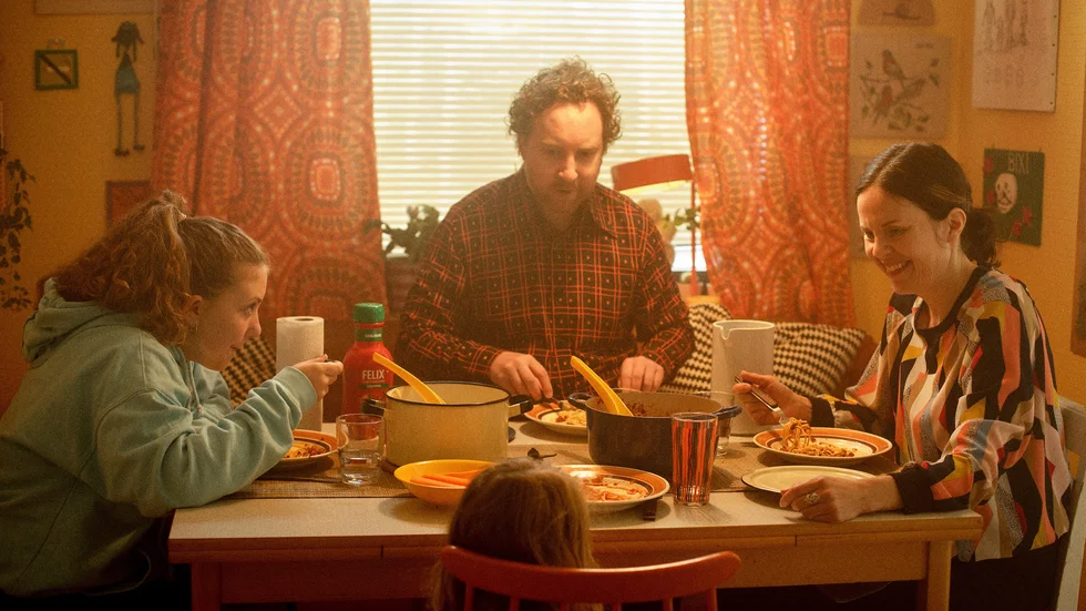 Uje Brandelius och hans familj spelar sig själva i filmen "Spring Uje spring". Pressbild.