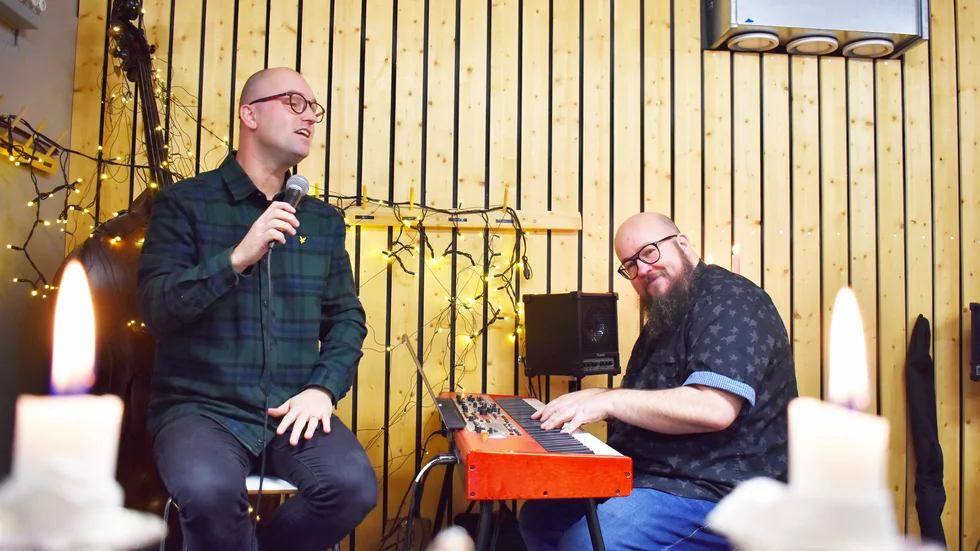 Mats Bergqvist och Mattias Kågström är två av de musiker som vittnar om hur alla julkonserter ställts in – men de slutar inte sprida julstämning för det. 