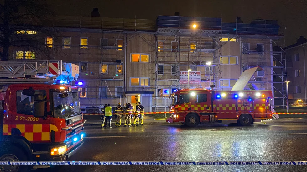 Flera lägenheter ska ha fått rökskador men branden begränsades till en lägenhet. Inga personer kom till skada.