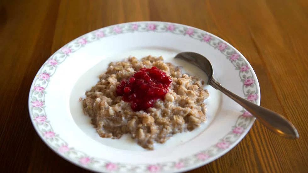 En grötlunch hemma i stället för en utelunch ger pengar kvar i plånboken.