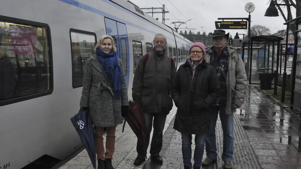 Föreningen Gnestapendeln fortsätter arbetet för att inte återgå till tvåtimmestrafik på helgerna.
F v: Elisabeth Lundberg Karlsson, Benny Åberg, Inger Evensen och ngmar Oderstedt. 