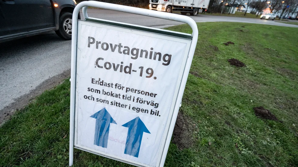 En skylt visar vägen till en provtagningsplats för självtester för covid-19. Arkivbild.