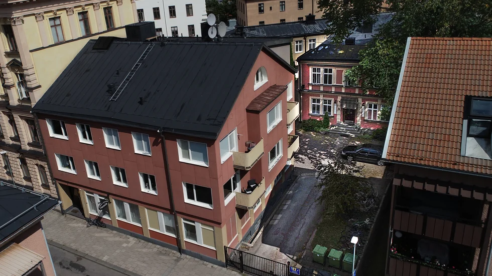 Bostadsrättsföreningen Byggmästaren 13 har lägenheter i flera fastigheter. Den röda närmast vägen hyser lägenheter som får användas för boende. Det gamla hotellet längre in får bara nyttjas för tillfälligt boende.