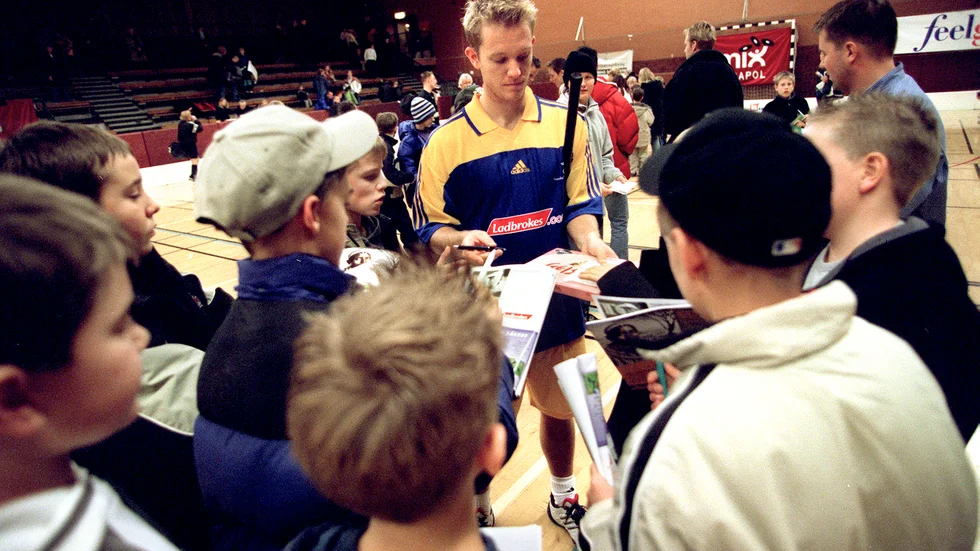 2001. Tennislandslaget hade uppvisningsturné i innebandy. Här ses Thomas Johansson från Linköping skriva autografer. 6-3 blev det mot Team Motala, ett ihopsatt lag från Maif fotboll och IFK bandy.