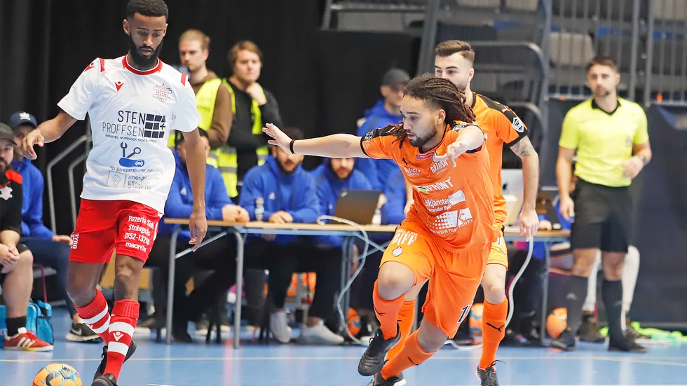AFC-spelaren Ayoub Abassi (till höger) stod för två fullträffar under söndagens match.