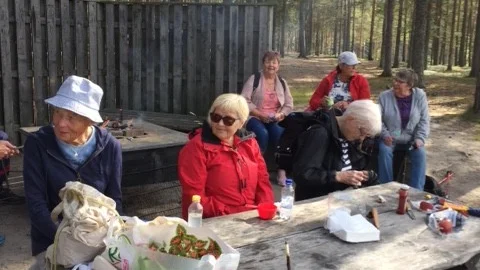 Efter några kilometers vandring väntade grillad korv, kaffe och mackor.