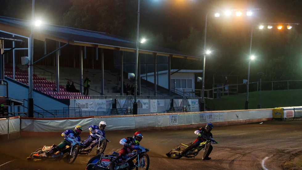Kumla Indianerna, här i hemmamatchen mot Piraterna förra säsongen, beskrivs som en stor plantskola i svensk speedway. En genomtänkt strategi sedan 2017.