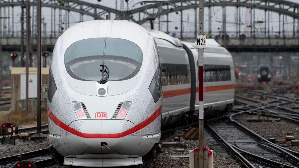 Ett ICE-tåg avgår från Münchens centralstation med destination Berlin.