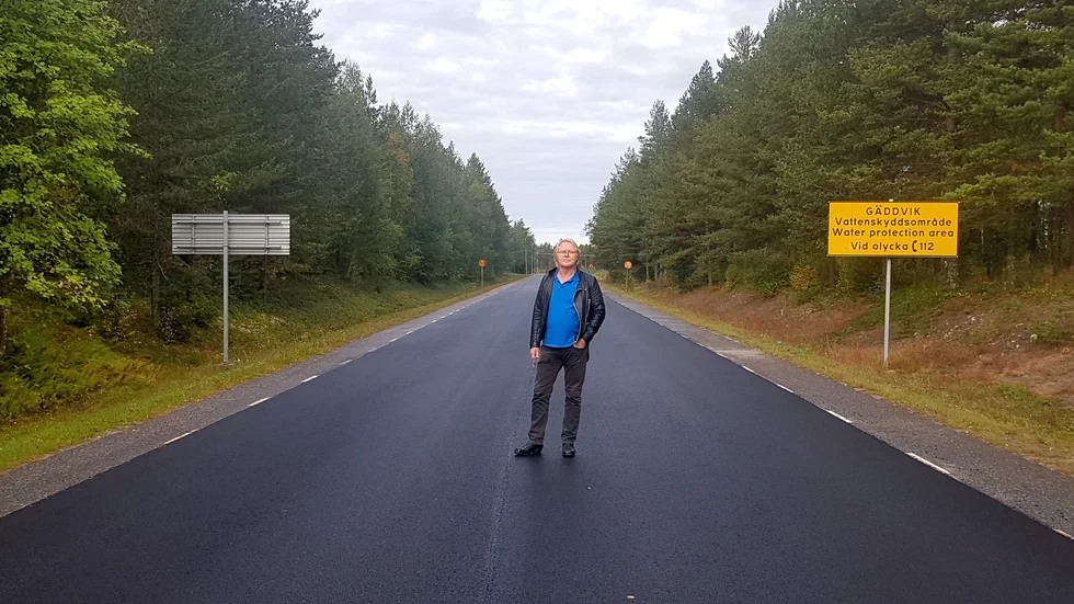 En märklig asfaltering på karlsviksvägen fick Karlsviksbon Larsarne Palmgren att reagera. Kommunen har inte lagt asfalt på hela vägbredden vilket skapat en kant vid vägrenen som kan vara problematisk för cyklister.