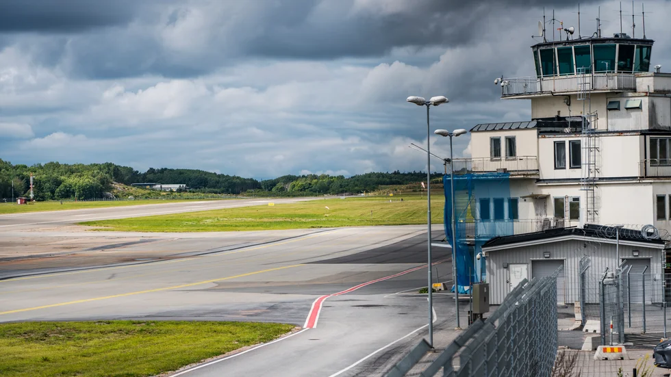 De små flygplatserna har drabbats hårt av coronapandemin, och allt fler hotas av nedläggning, enligt ledarskribenten.