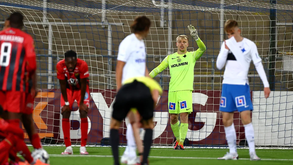 "Avståndet till att managern får packa väskan ser jag fortfarande som en bit bort, men laget är så skört, så skört att man är rädd att fälla IFK med blotta blicken". 