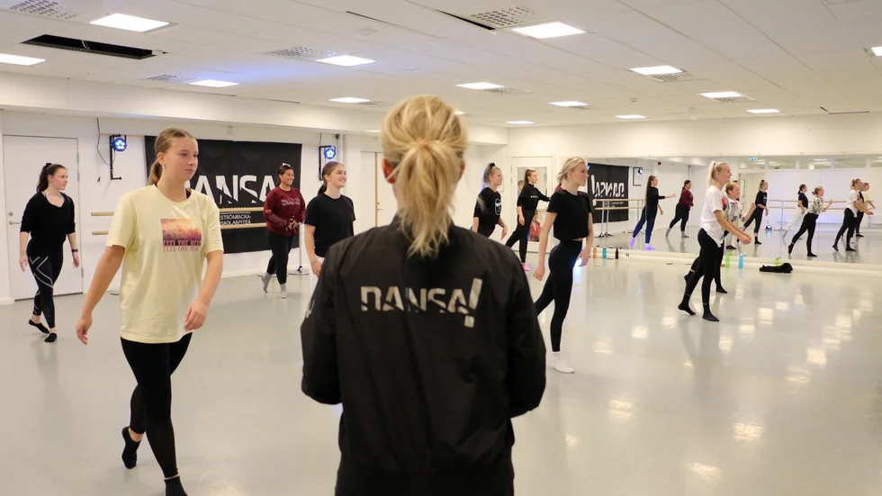 Gymnasieprogrammet estet dans hotas av nedläggning nästa höst, något som danslärarna Maria Danell Layouni och Johanna Hennix vill sätta stopp för.