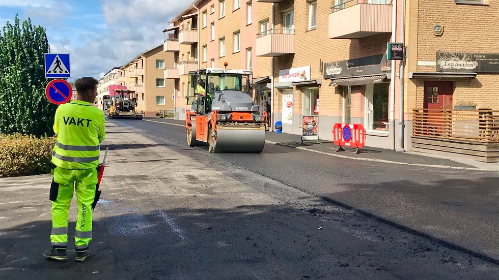 Just nu asfalteras bland annat Esplanaden i Oxelösund om. Och många fler gator blir det under hösten.