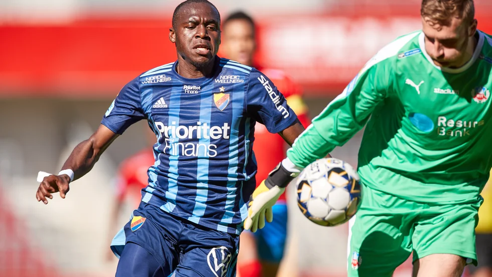 Djurgårdens Edward Chilufya och Helsingborgs målvakt Alexander Nilsson under den allsvenska fotbollsmatchen mellan Helsingborg och Djurgården på Olympia.