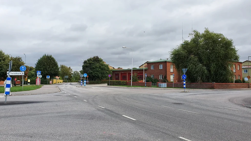 Korsningen vid brandstationen ska smalnas av och stensättas.
