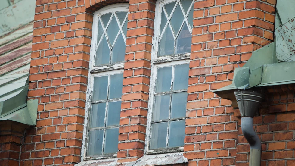 En granne till huset på Köpmangatan 3 har reagerat på taket och fönstrens dåliga skick. Huset är inte byggnadsminnesmärkt men ska renoveras varsamt, enligt fastighetschefen på Kiab.