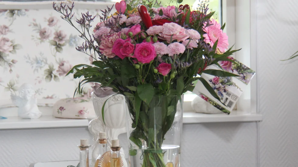 Blommor i all ära, men jämställdhet är viktigare, tycker skribenten.