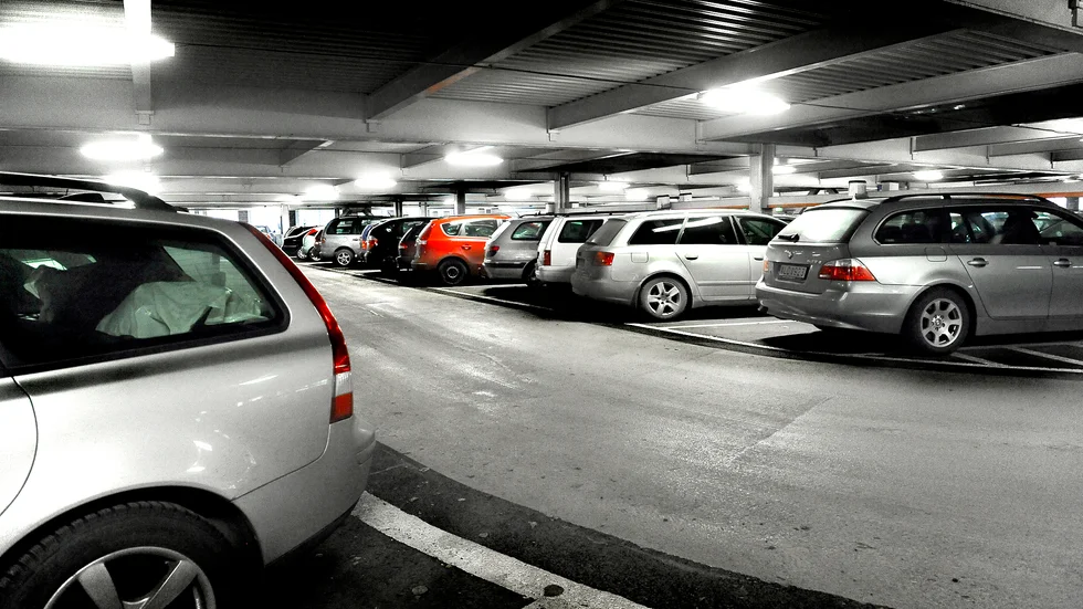 Färre parkeringsplatser i centrum blir slutet för handeln, befarar John Alatalo.