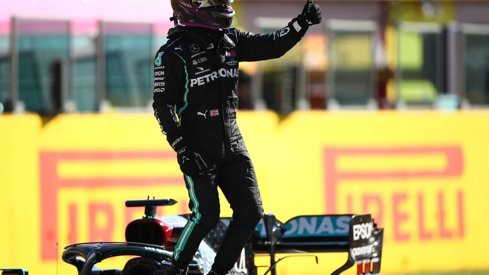 Mercedesföraren Lewis Hamilton protesterade inför Toscanas Grand Prix mot rasism och polisbrutalitet.