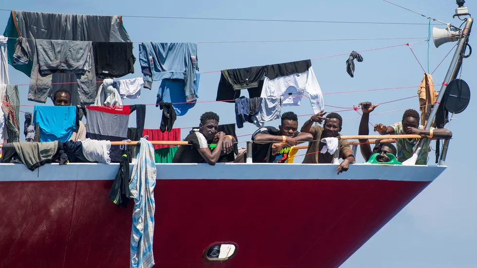 Malta anklagas för att använda olagliga och farliga metoder för att avvärja migranter. Här torkar en grupp afrikanska män sina kläder ombord på ett fartyg utanför Malta, i väntan på att något europeiskt land ska vilja ta emot dem. Arkivbild från juni 2020.