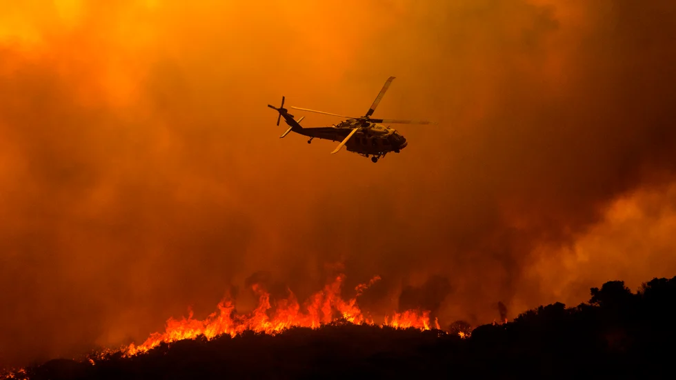 En helikopter vid släckningsarbetet vid branden Lake Hughes norr om Santa Clarita.