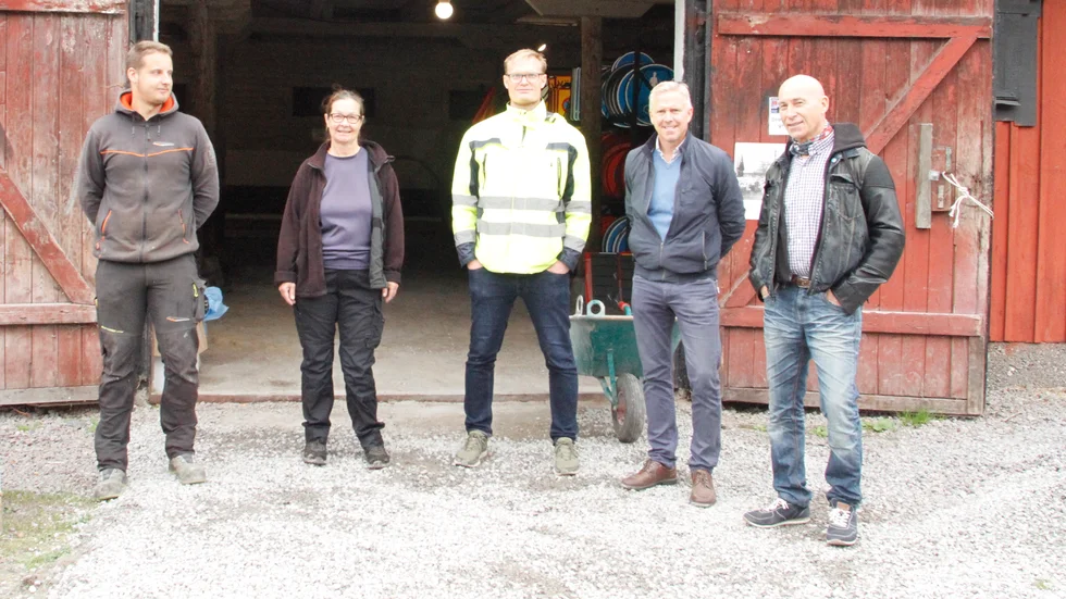 Rasmus Westlund från entreprenören Grundkraft, LSS-arbetshandledaren Sara Frisendahl, Krister Pihl och Anders Ekman, båda från stadsmiljöenheten, samt Sixten Skullman, ordförande i teknik- och fritidsnämnden, samlade utanför den cirka 95 år gamla lantbruksbyggnaden nära Finninge.