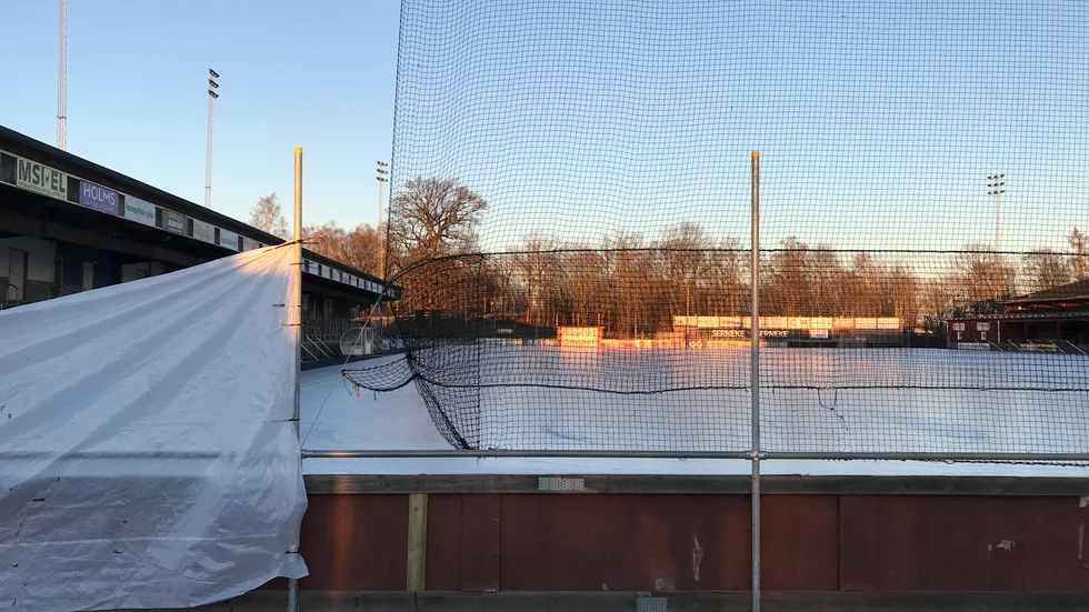 Isen är på väg tillbaka på K bygg arena efter att kyligare och mindre blåsigt väder kommit in över Motala. Här en bild från fredagseftermiddagen. Nu finns hopp om spel hemma mot Tellus på onsdag.