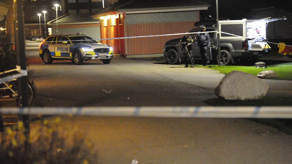 Delar av en innergård i Ljura spärrades av.
