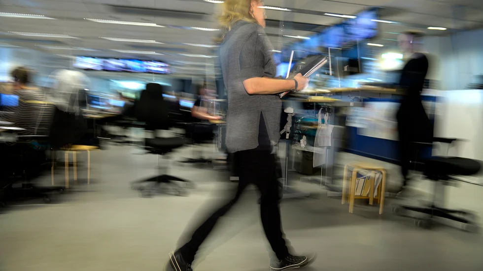 "Som arbetstagare förväntas vi idag inte bara sälja vår tid och våra kunskaper på arbetsmarknaden. Arbetsgivaren vill också ha vårt känslomässiga engagemang", konstaterar ledarskribenten.

