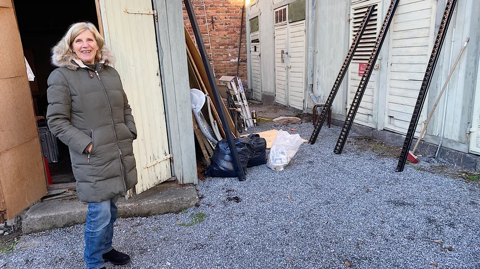 För att den tredje etappen i Skeberga gård AB och Sylvia von Ehrenheims upprustning av Sandgatan 32 med ombyggnad av snickarverkstad t v och bodar t h, till 3-rums lägenhet krävs ändrad detaljplan.