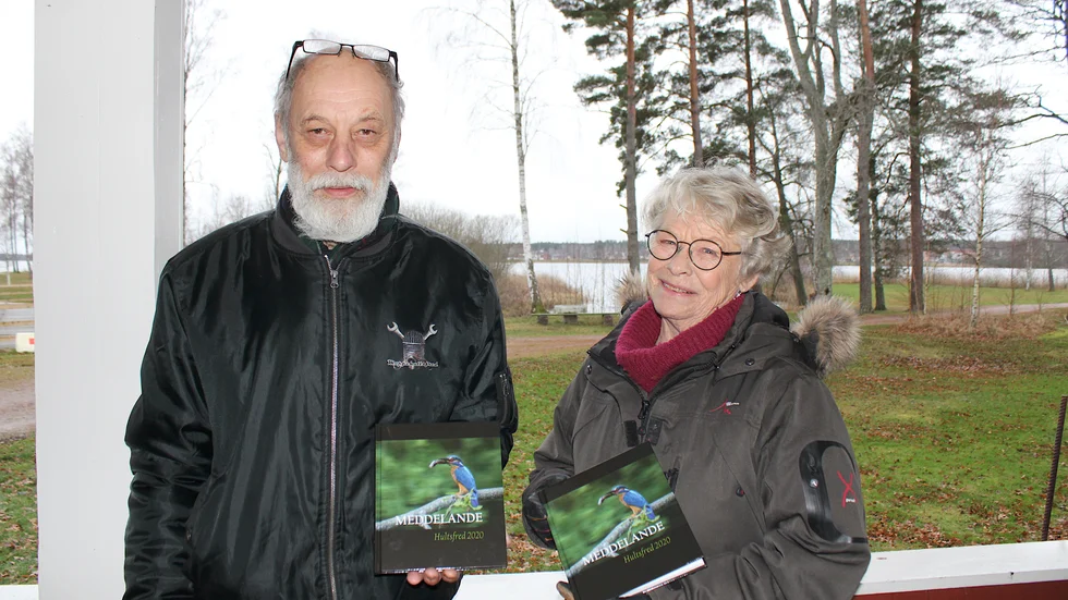 Hembygdsföreningens ordförande Thorbjörn Svahn och före detta kultursekreterare Katarina Genberg presenterar stolt årets upplaga av Meddelande Hultsfred.