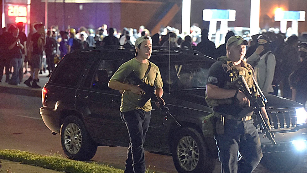 Den mordmisstänka 17-åringen (till vänster) under protesterna i Kenosha i slutet av augusti.