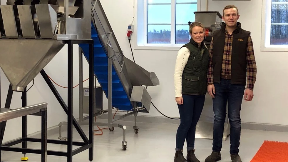 Här inne kommer de första lantgårdschipsen att tillagas av Elin Berg och Anton Pettersson.
