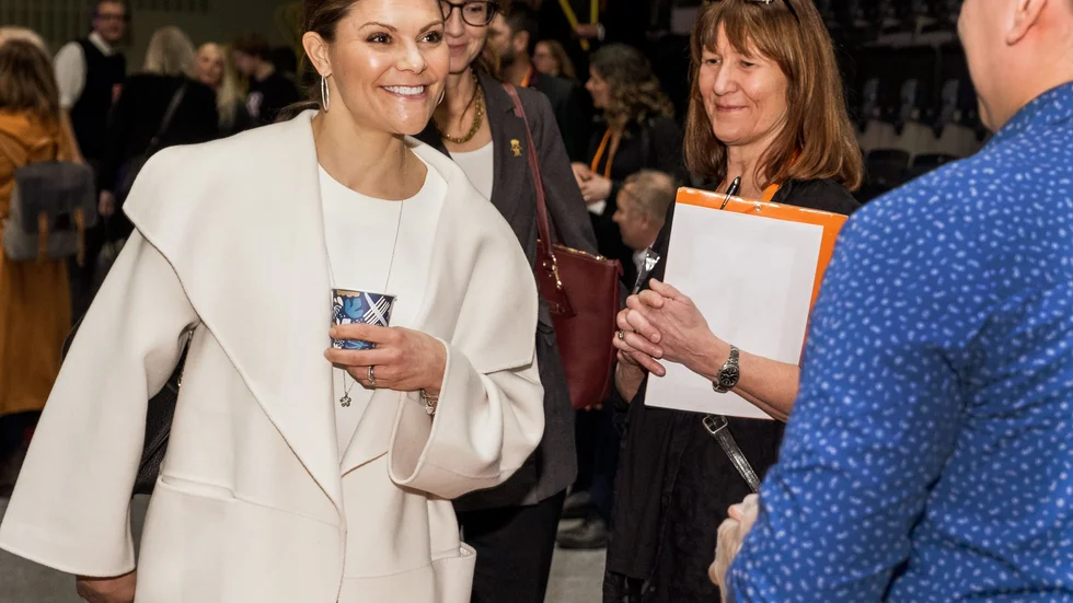 Kronprinsessan Victoria diskuterar hur ett lasso bäst anläggs med Ohnyute Charles från Lainiovuoma sameby under 2020 års konvent. I mitten Linde Sjöstedt, projektledare för Folk och Kultur. 