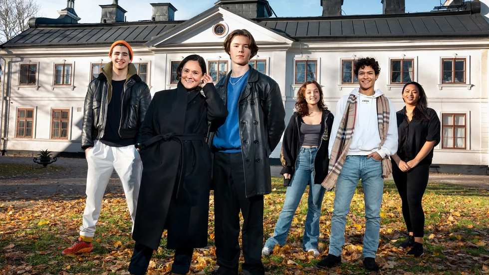 Pernilla August, Edvin Ryding och Omar Rudberg har alla roller i Netflix-serien "Young Royals".
