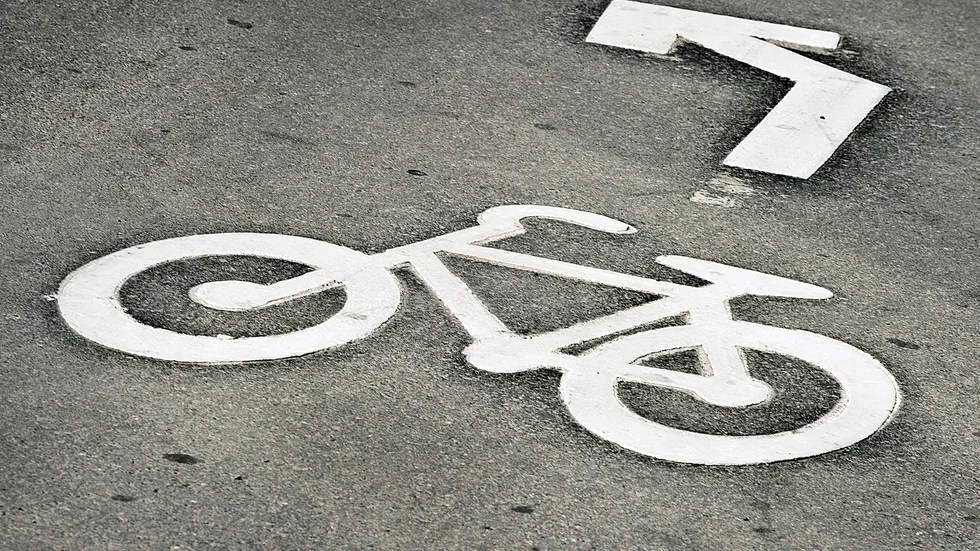 Skribenten vädjar till kommunens politiker att de ska prioritera gång- och cykelbanan mellan Skellefteå och Myckle. 