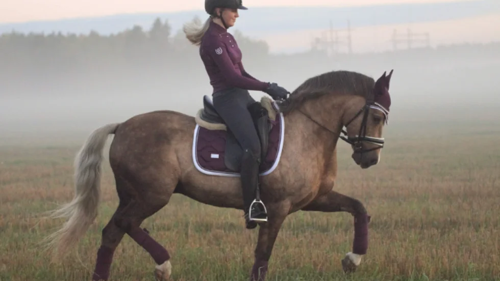 Tindra och hästen Brave heart, en av hästarna hon rider och tävlar.