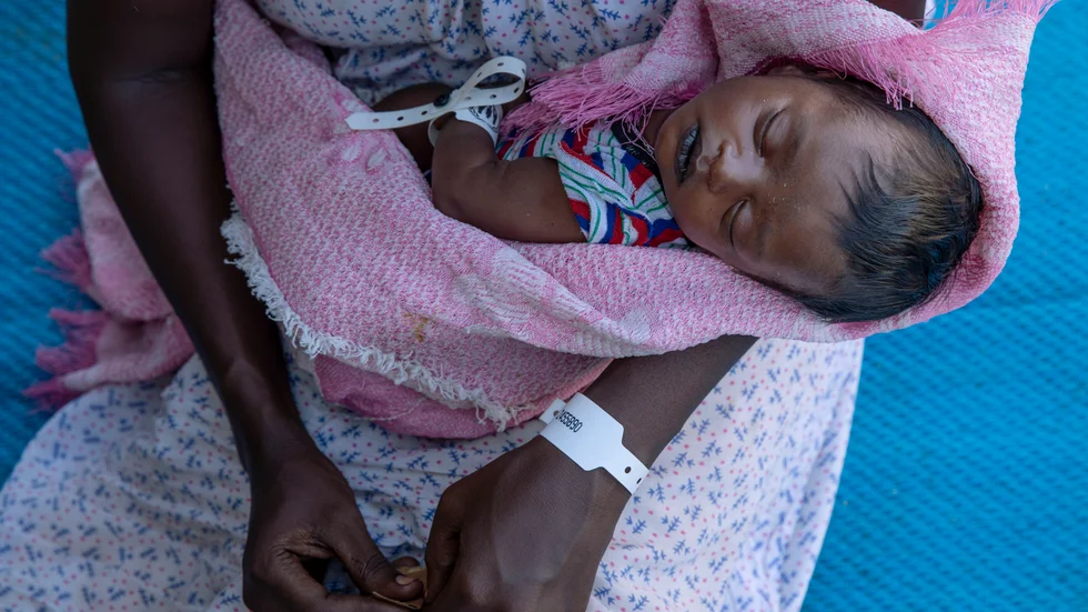 Tjugofemåriga Terhas Tsfa var höggravid när hon flydde striderna i Tigray, och fick föda sitt barn vid vägkanten. Nu befinner hon sig i ett flyktingläger i Qadarif i östra Sudan.