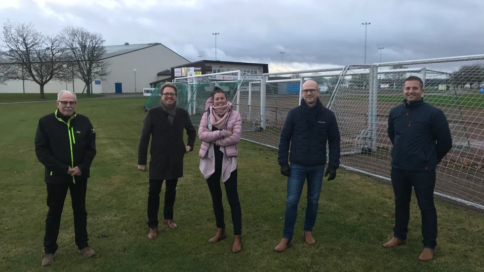 Grå november, men det ljusnar över Vadstenaidrotten när nya Kungsvalla arena planeras mellan ishall och fotbollsstadion. På bildens ses Jerry Fritzell, HC Wettern, Fredrik Särnehed, VHF, Chatrin Norrgårds, VGIF, Mikael Wallsten, VGIF, och Johan Ekdahl, VHF.